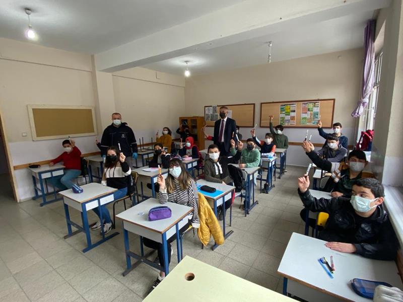 Başkandan öğrencilere pandemi hediyesi