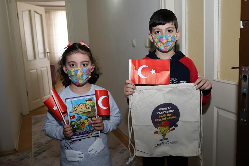 Ordu'da çocuklara çat kapı sürprizi! 23 nisan sevinci evlere taşındı