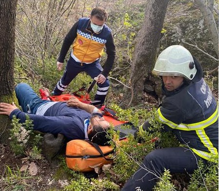 Ordu'da kayalıklardan düşen adamı itfaiye ekipleri kurtardı