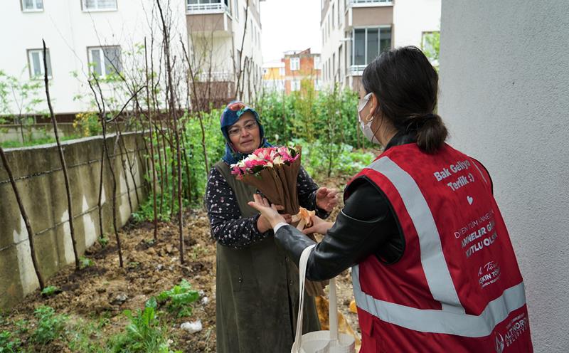 Altınordu Belediyesi Anneler Günü'ne özel Meşhur Anne sözlerini yeleklere işledi