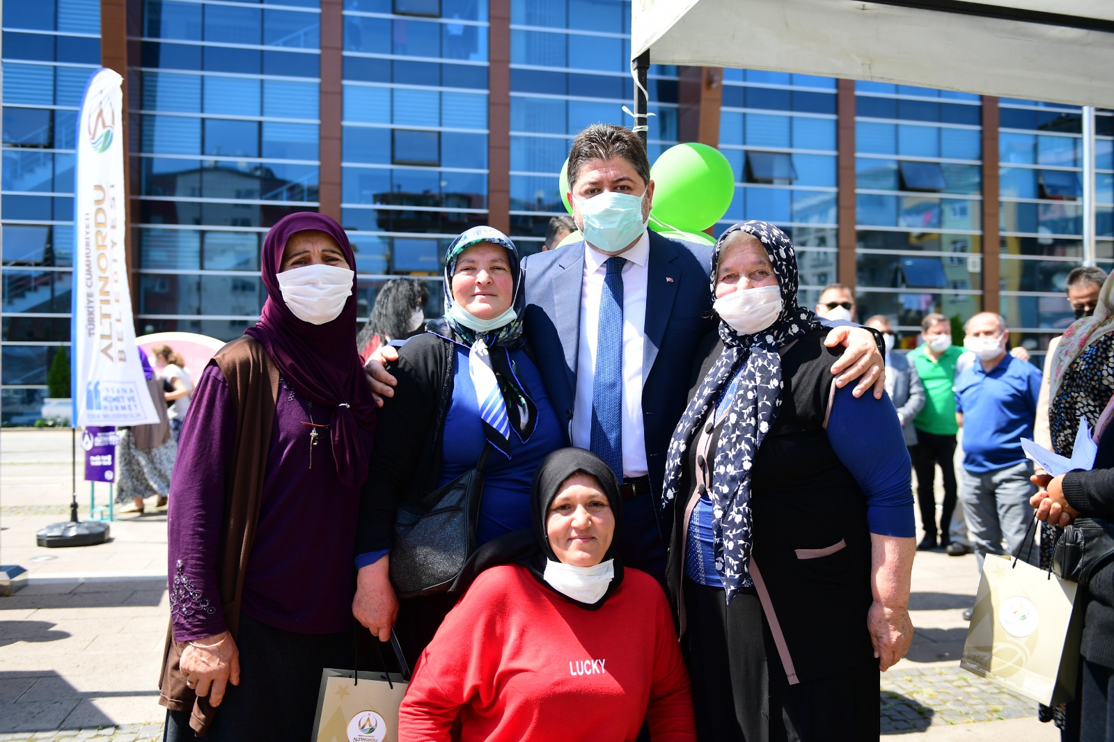 Altınordu Belediyesi Şehir Dayanışmasıyla Öğrenciden Şoföre, Sporcudan Hakeme, Esnafdan Köylü üreticiye her kesime destek vermeye devam ediyor