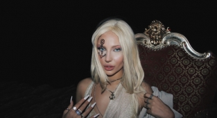 Tarzıyla, yorumuyla iddialı bir Alara Temoçin