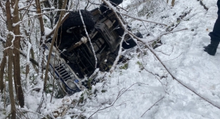 Karda kayan araç şarampole yuvarlandı