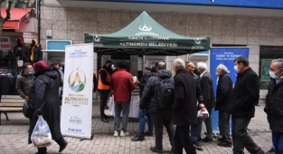 Altınordu'da büyüklere kandil simidi küçüklere şeker ikramı