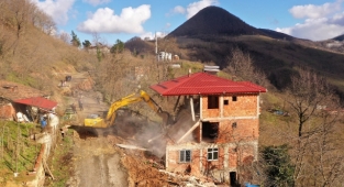 Heyelanda hasar gören 14 binada 36 kişi güvenli bölgelere yerleştirildi