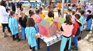 Minik elller, minik patilerin evlerini renklendirdi 