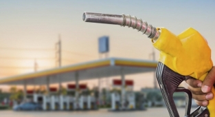 Benzin ve motorine yapılan son zam iptal edildi