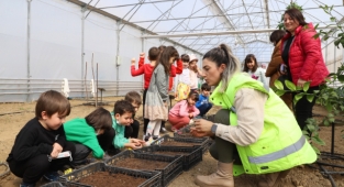 Minik öğrenciler serada