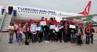 Türk Hava Yolları Giresun ve Ordu'nun Köylerinde yaşayan çocukları uçakla tanıştırdı