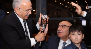 Uçağı Ordu'ya inemeyen Enerji Bakanı Fatih Dönmez İftar yemeğine videokonferansla katıldı