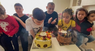 Vali Sonel’den 23 Nisan Doğumlu çocuklara doğum günü sürprizi