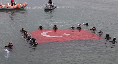 Ordu İtfaiyesi'nden denizde 19 Mayıs kutlaması