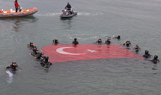 Ordu İtfaiyesi'nden denizde 19 Mayıs kutlaması