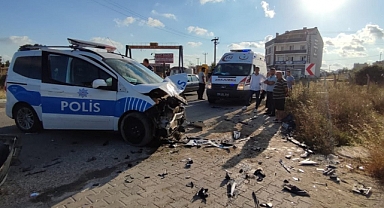 Hızlı Sürücü Polis Arabasına Çarptı 2 Polis Yaralandı