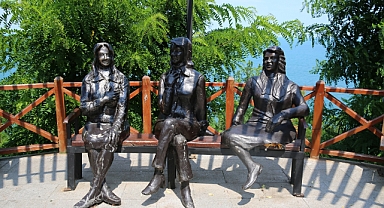 'Üç Kız' heykeli tahrip edildi