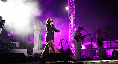30 Ağustos konserleri Zeynep Bastık ile devam etti