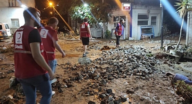 Kızılay gönüllüleri selzedelerin ihtiyacını gideriyor