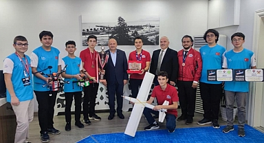 TEKNOFEST Uluslararası İHA finalistleri başkan Tavlı'yı ziyaret etti
