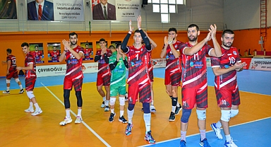 Akkuş Belediyespor TVF Lisesi’ni set vermeden yendi