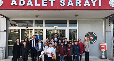 Bilgi Evi öğrencileri Ünye Adalet Sarayı’nı gezdi