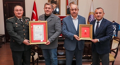 Dedesinin İstiklal Madalyası torununa takdim etti