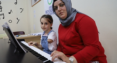 Sağ notaları çalabilen kızının sol anahtarı oldu