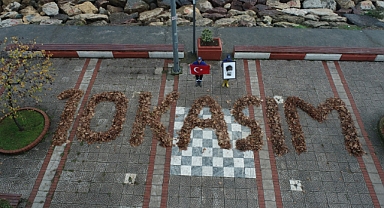 Temizlik işçileri sonbahar yapraklarından 10 kasım yazdı