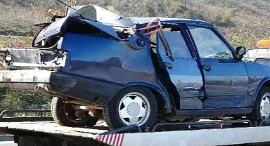 Ordu'da tırın çarptığı Tofaş marka otomobil hurdaya döndü.