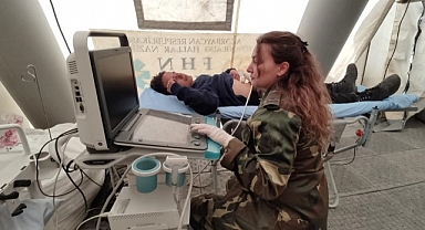 Azerbaycan`ın sahra hastanesinde depremzedelere hizmet ediyor