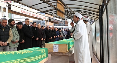 Depremde hayatını kaybedenler toprağa veriliyor