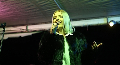 Gizem Şensoy bu kez Mehmet Elmas düetiyle 'VUR' dedi