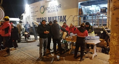Mobil Mutfak Tırı deprem bölgesinde yemek ihtiyacını karşılıyor