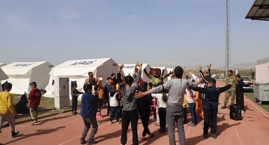 Depremzede çocuklara moral ve motivasyon 