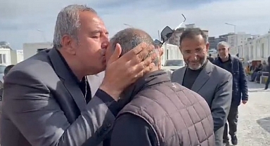 Depremzede Vali Soneli alnından öptü