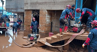 Şanlıurfa'da selin yaralarını Ordu İtfaiyesi sarıyor
