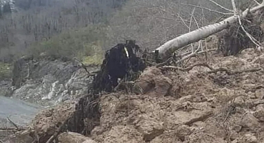 Ulubey'de karayoluna kaya düştü