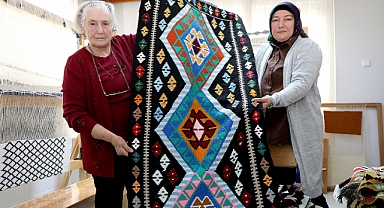 83 yaşında ilmek ilmek halı dokuyor