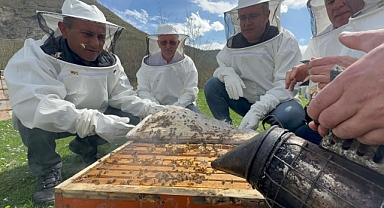 Bolaman Havzası Projesi kapsamında arıcılara ilaç desteğinde bulunuldu