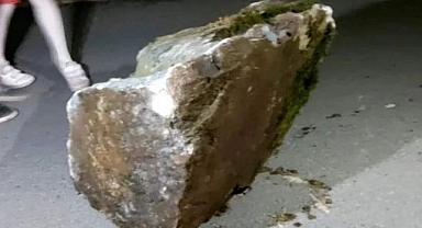 Ordu'da karayoluna düşen kaya parçası korkuttu