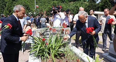 Arefe gününde şehitlikler ziyaret edildi