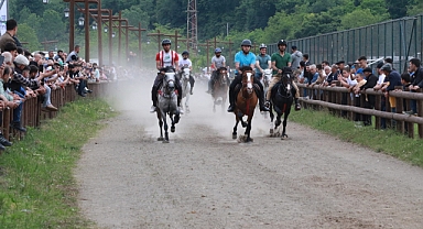 Ünye'de rahvan atlar bayrak için koştu