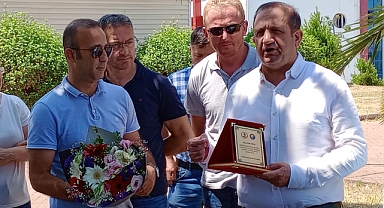 Ondokuz Mayıs işçilerinden Başkan Sayın'a teşekkür plaketi