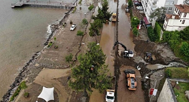 Ordu'da şiddetli sağanak sonrası Altınordu ilçesinde sel oluştu