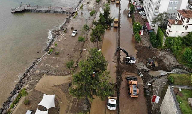 Ordu'da şiddetli sağanak sonrası Altınordu ilçesinde sel oluştu