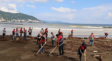 Sahiller temizleniyor