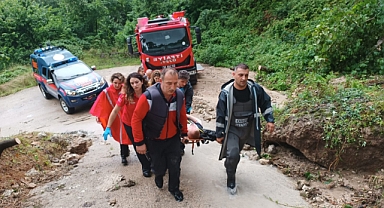 Selde mahsur kalan kuryeci kurtarıldı
