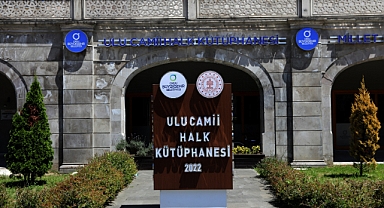 Ulu Camii kütüphanesi dolup taşıyor