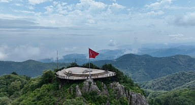 Zirveye tırmanan Yoroz'a hayran kalıyor