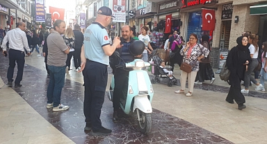 Motosiklet ve bisikletlerin trafiğe kapalı caddeye girmesi yasak!