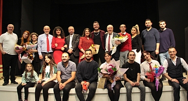 Taşbaşı Tiyatro kapalı gişe oynamaya devam ediyor